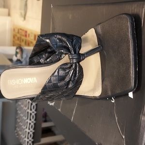 Really nice pair of brave black size 7 smooth moves healed sandals